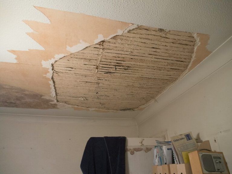 how to remove mould from bedroom ceiling